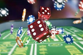 Dealer royalslot membagikan kartu dalam permainan Andar Bahar live